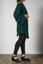 画像をギャラリービューアに読み込む, Darkgreen silk blouse