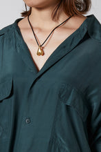 画像をギャラリービューアに読み込む, Dark green silk shirts