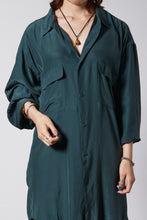 画像をギャラリービューアに読み込む, Dark green silk shirts