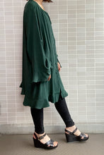 画像をギャラリービューアに読み込む, Darkgreen silk blouse

