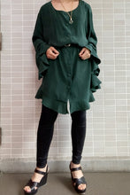 画像をギャラリービューアに読み込む, Darkgreen silk blouse
