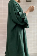 画像をギャラリービューアに読み込む, Darkgreen silk blouse
