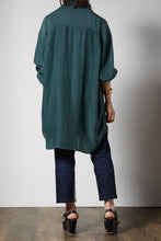 画像をギャラリービューアに読み込む, Dark green silk shirts
