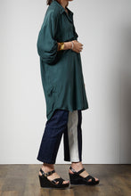 画像をギャラリービューアに読み込む, Dark green silk shirts
