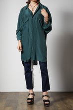 画像をギャラリービューアに読み込む, Dark green silk shirts
